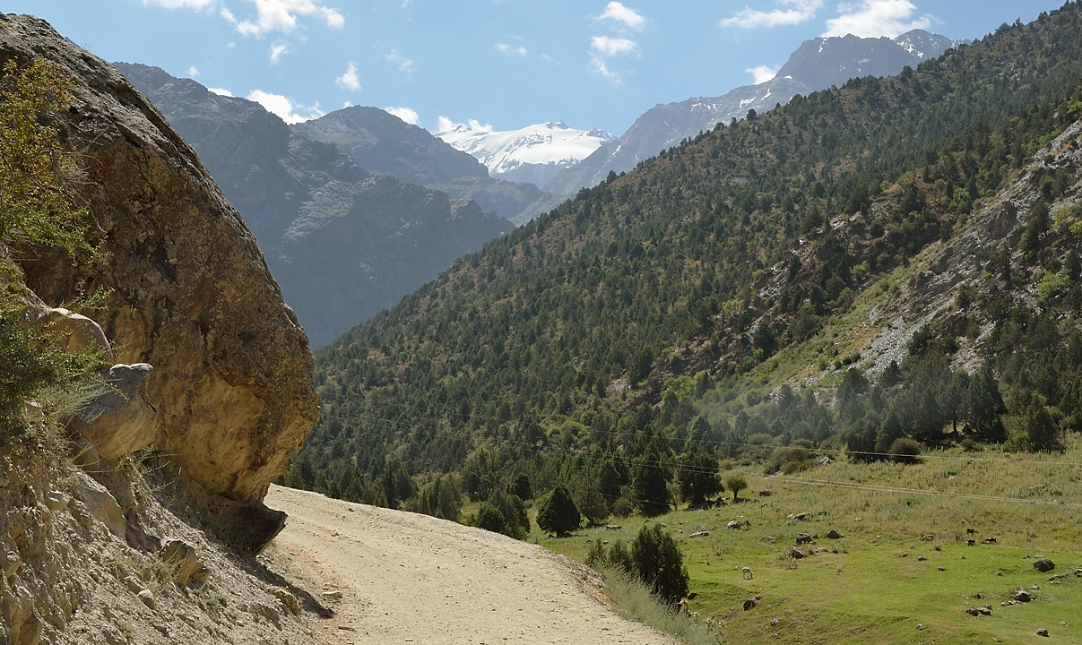 Tadjikistan-J17-2012-08-07-004-ArtouchKalikalon.jpg -  ... sometimes the road is rather good ...