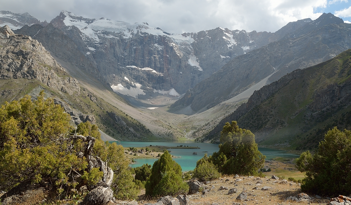Tadjikistan-J17-2012-08-07-034-ArtouchKalikalon.jpg - From the pass: a beautiful view on the Kulikalon lake: hard to find out the names of peaks but above the lake is the Maria Peak, and the peak on the right should be Rudaki or Aurondag (only 4500m)