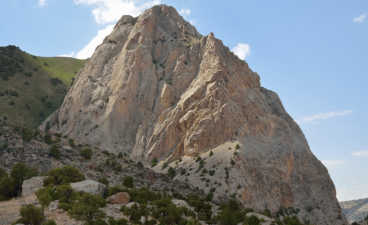Tadjikistan-J17-2012-08-07-035-ArtouchKalikalon.jpg - A characteristic rock above the northend of the Kulikalon Lake (possibly named Uretch)