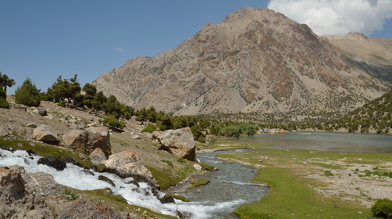 Tadjikistan-J18-2012-08-08-044-Kalikalon.jpg - At the 4th lake -- where we visit a camp of a group of russian climbers