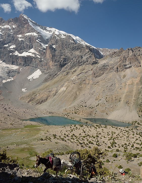 Tadjikistan-J19-2012-08-09-009-KalikalonAlaudin.jpg -  ... before we start climbing towards the ridge above the 5th and 6th lakes