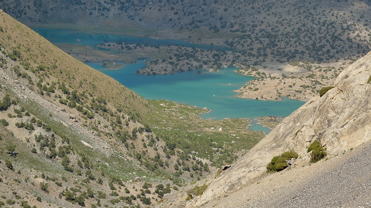 Tadjikistan-J19-2012-08-09-018-KalikalonAlaudin.jpg - A bit below the pass: view back on the Kalikalon Lake where one can see also our camp