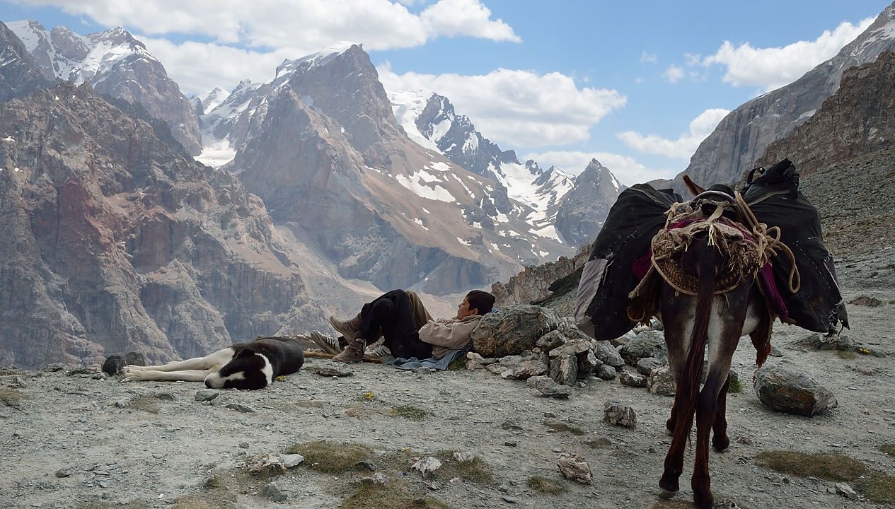 Tadjikistan-J19-2012-08-09-034-KalikalonAlaudin.jpg -  ... and a break for our guides 