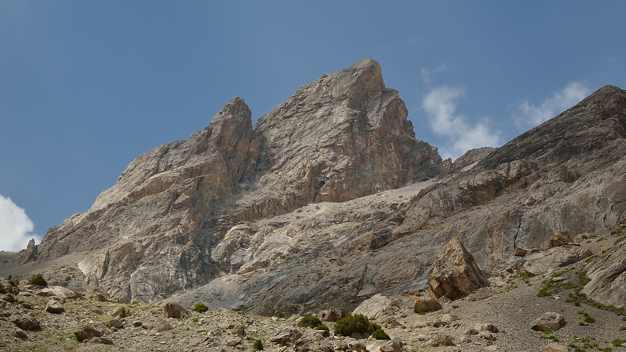 Tadjikistan-J19-2012-08-09-047-KalikalonAlaudin.jpg - The summits just above the pass, we hear some alpinists up there and meet a few tents on our way down