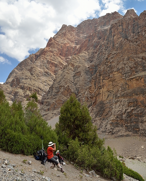 Tadjikistan-J20-2012-08-10-020-Alaudin.jpg - Climbing up the valley to the Mutney Lake: the wall leading up to one of the lesser summits around Chimtarga