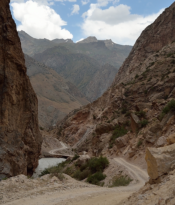 Tadjikistan-J21-2012-08-11-011-AlaudinPiedIsk.jpg - After the lunch break, we enter a  gorge with beautiful colours ...