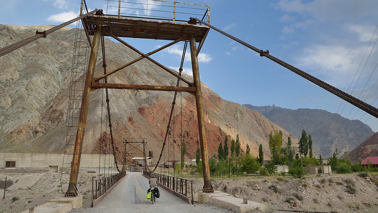 Tadjikistan-j22-12-08-12-002-monteeIskanderku.jpg - The next morning we start from Zeravshan-2: here the bridge over the Iskanderdaria 