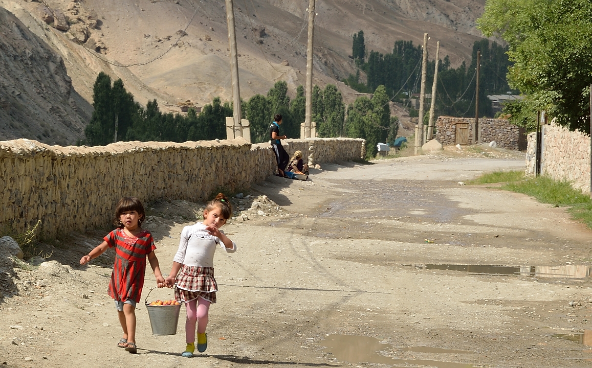 Tadjikistan-j22-12-08-12-010-monteeIskanderku.jpg - Two little girls "at work"