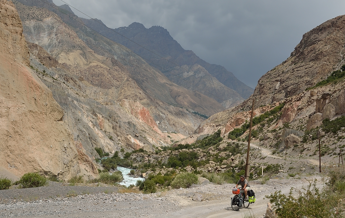 Tadjikistan-j22-12-08-12-024-monteeIskanderku.jpg - After a (short) rainshower:  it's still very dark  down the valley ...