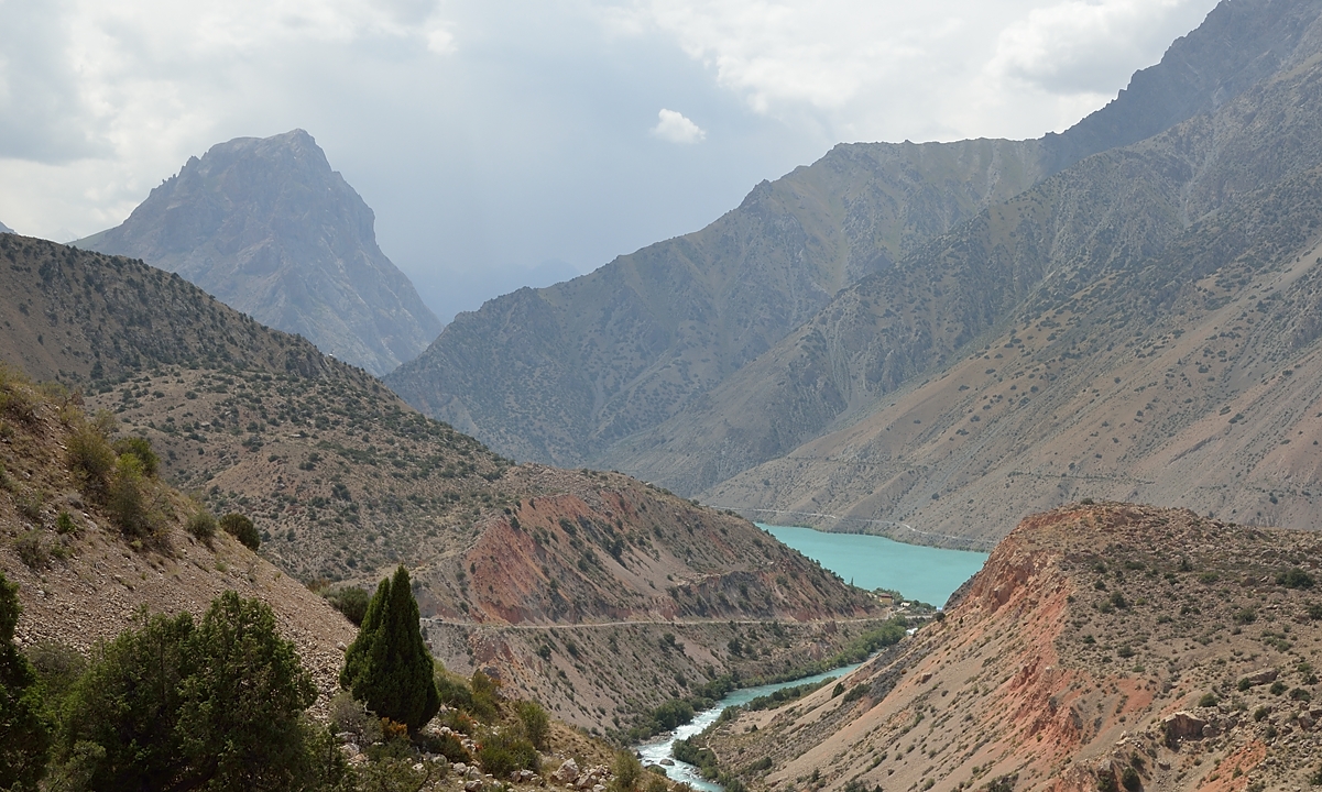 Tadjikistan-j22-12-08-12-031-monteeIskanderku.jpg - On the pass just above the lake ... after a short ride down we reach the lake and the almost desert tourist camp ... just a few cyclists