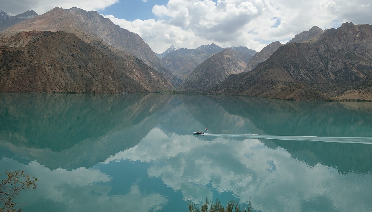Tadjikistan-j23-12-08-13-002-IskanderkSaritag.jpg - At the same place, view towards the south shore of the lake