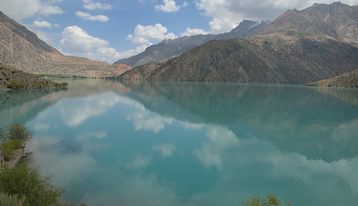 Tadjikistan-j23-12-08-13-003-IskanderkSaritag.jpg - Ten minutes later: view back towards the dam and the road