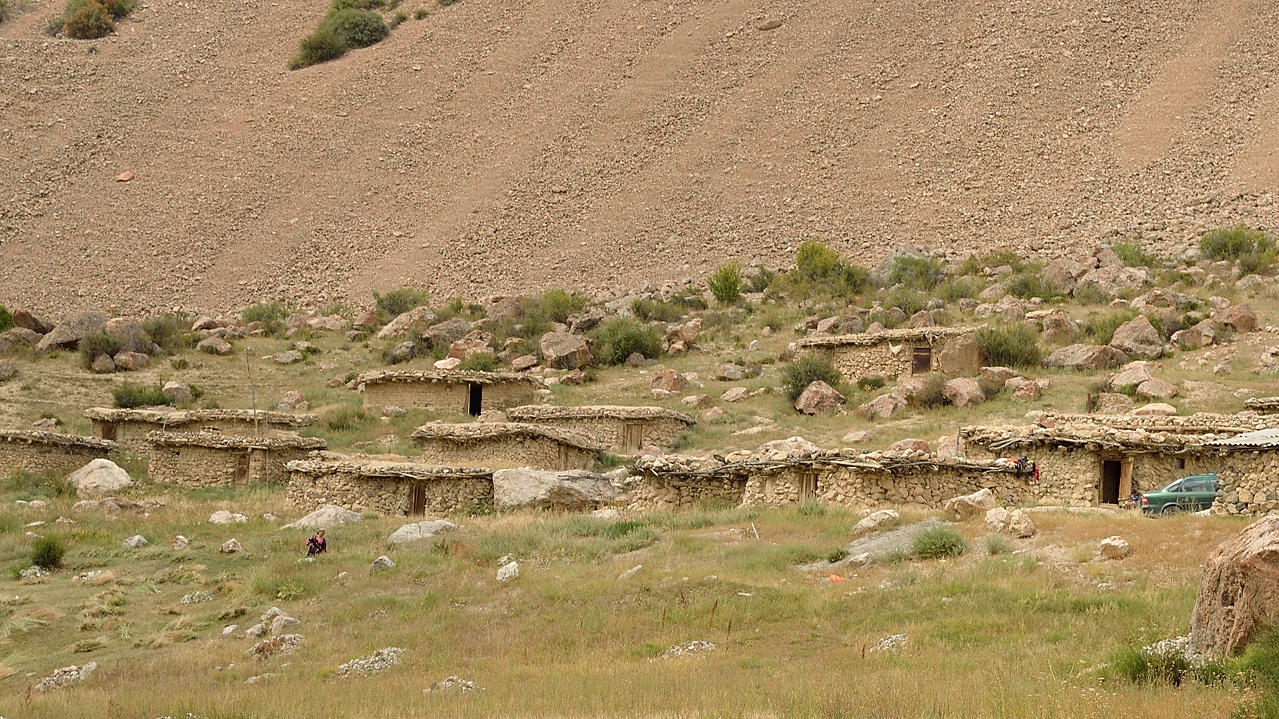 Tadjikistan-j23-12-08-13-006-IskanderkSaritag.jpg - These huts a bit outside are perhaps just seasonal pasture huts or sheds (I hope, the houses in the village are much nicer)