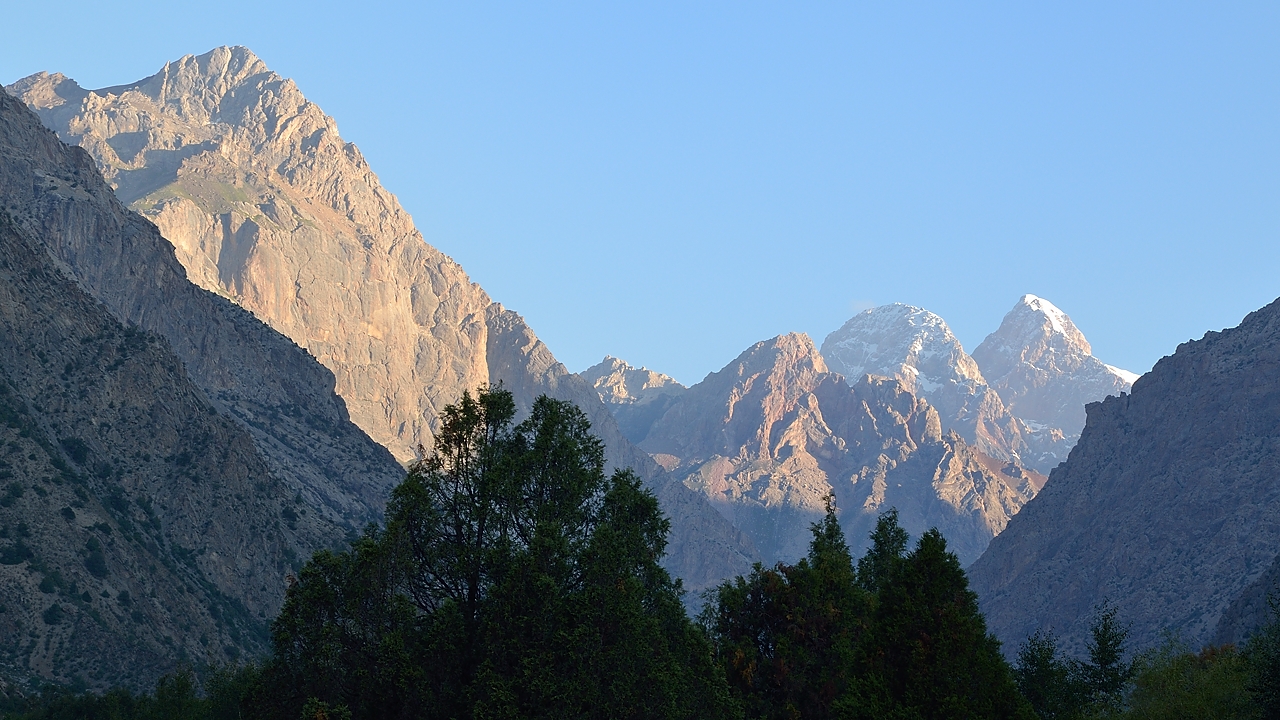 Tadjikistan-j24-12-08-14-003-SaritagTokfon.jpg - Early morning view into the Arkh Valley  ...  and the mountains we might have seen above the Mutney Lake three days ago