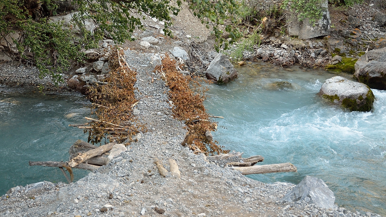 Tadjikistan-j24-12-08-14-008-SaritagTokfon.jpg -  ... a bridge over the Arkh Torrent ..,