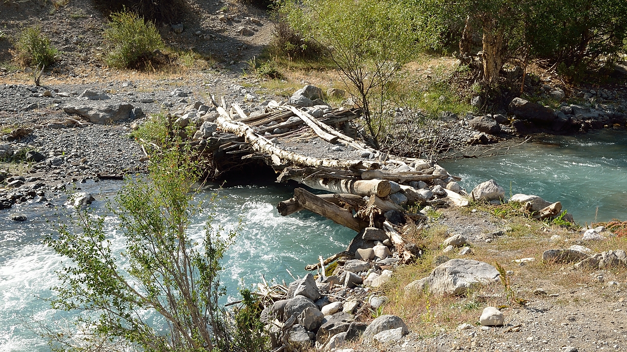 Tadjikistan-j24-12-08-14-011-SaritagTokfon.jpg -  ... another bridge -- more suspicious but solid -- a bit further down