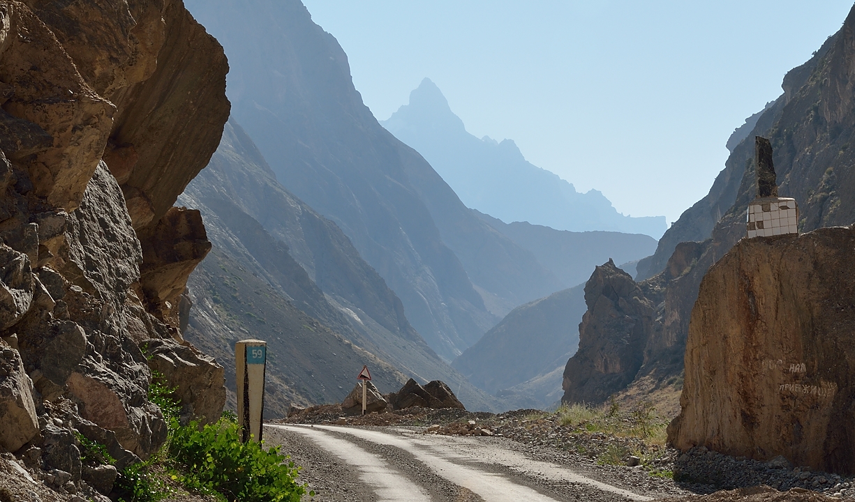 Tadjikistan-j25-12-08-15-001-Tokfon-ss-Anzob.jpg - Start of a beautiful day on the old road: we are in the mountains ... without the trucks