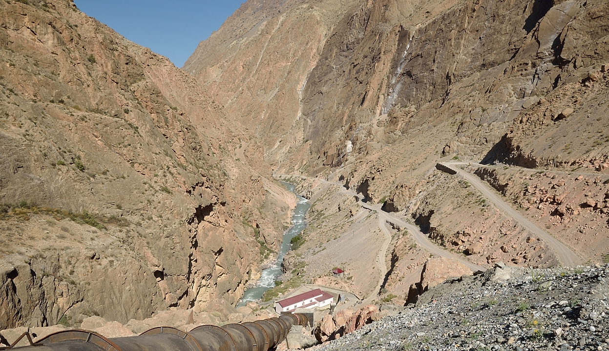 Tadjikistan-j25-12-08-15-003-Tokfon-ss-Anzob.jpg -  ... and by a powerplant (easily indentifiable on google)