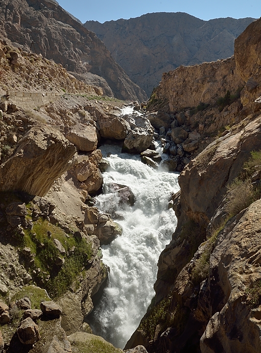 Tadjikistan-j25-12-08-15-004-Tokfon-ss-Anzob.jpg -  ... with an impressive cascade (resulting in a steep climb) ...