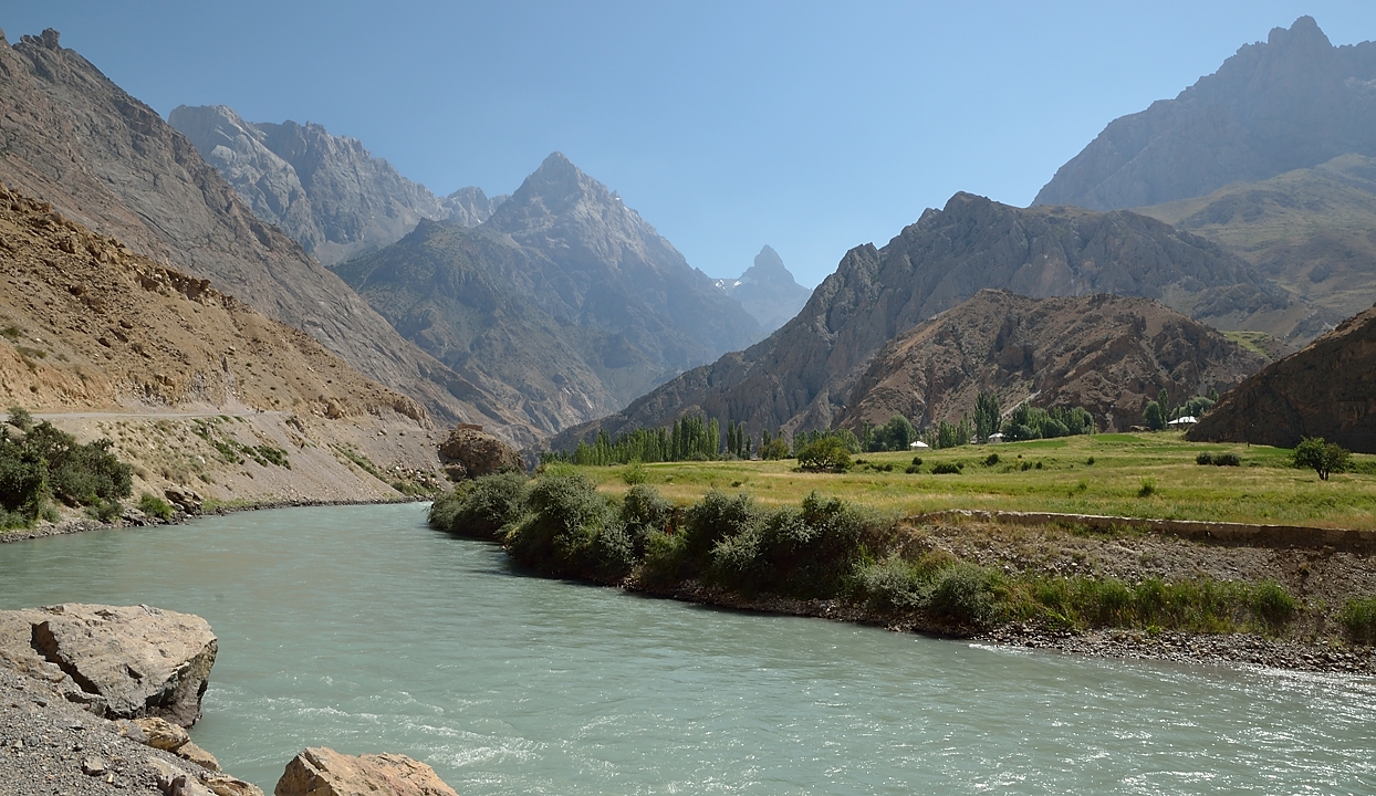Tadjikistan-j25-12-08-15-009-Tokfon-ss-Anzob.jpg - Then the valley opens ...