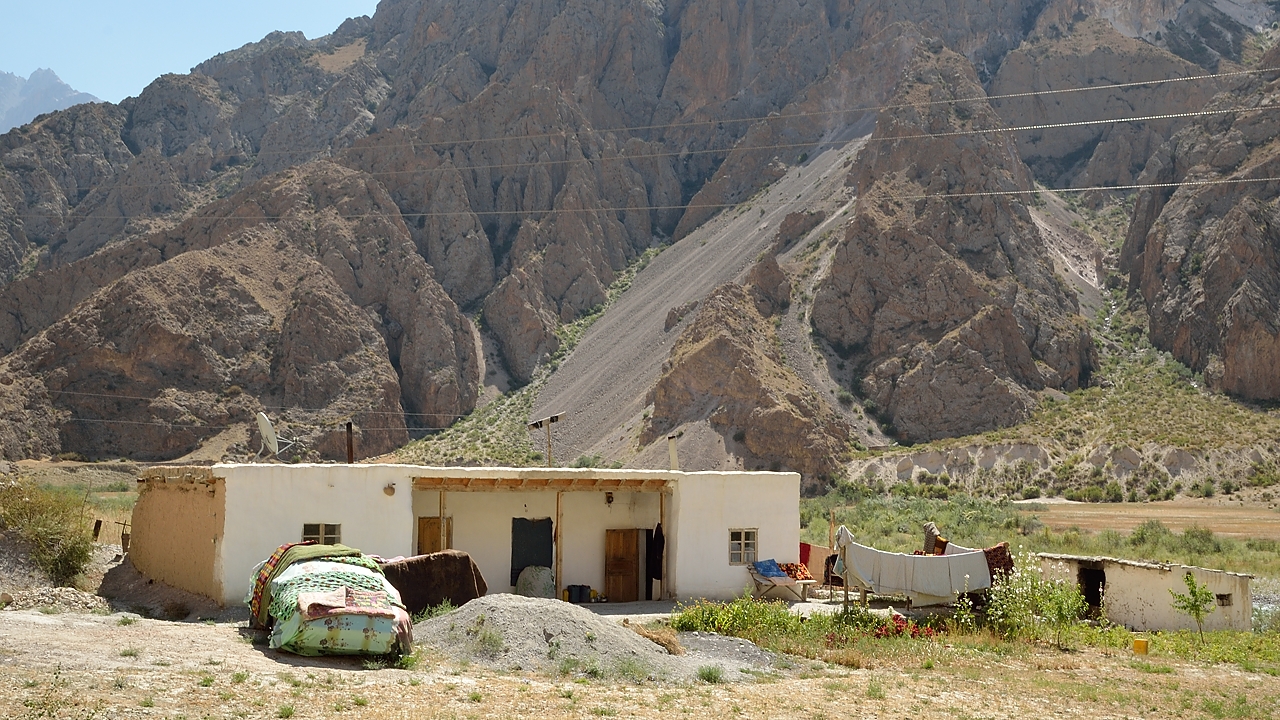 Tadjikistan-j25-12-08-15-013-Tokfon-ss-Anzob.jpg - A rather typical view: local architecture, TV antenna and a car, protected from the merciless sun --- occurs of course the question how they can earn enough money in this lost valley ...