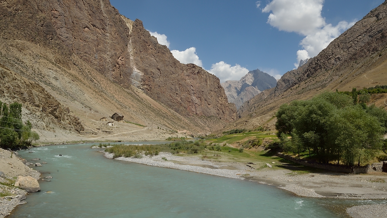 Tadjikistan-j25-12-08-15-038-Tokfon-ss-Anzob.jpg - In Anzob, we quit the Yagnob valley to follow the much smaller and steeper  Anzob stream ... and very quiet, just a few pastures and the typical military vehicles used for haying