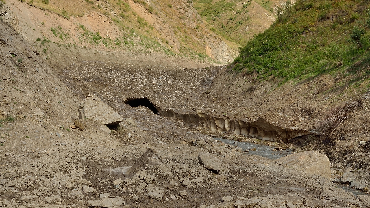 Tadjikistan-j25-12-08-15-039-Tokfon-ss-Anzob.jpg - Not so far from the village there is still some snow in shady places