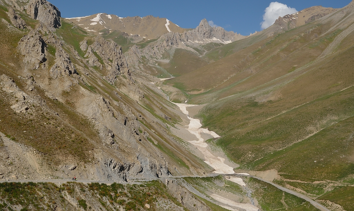 Tadjikistan-j26-12-08-16-005-AnzobPassVarzob.jpg - View back on the camp ... and the névé forbidding the crossing of the pass to vehicles (others than bikes of course)