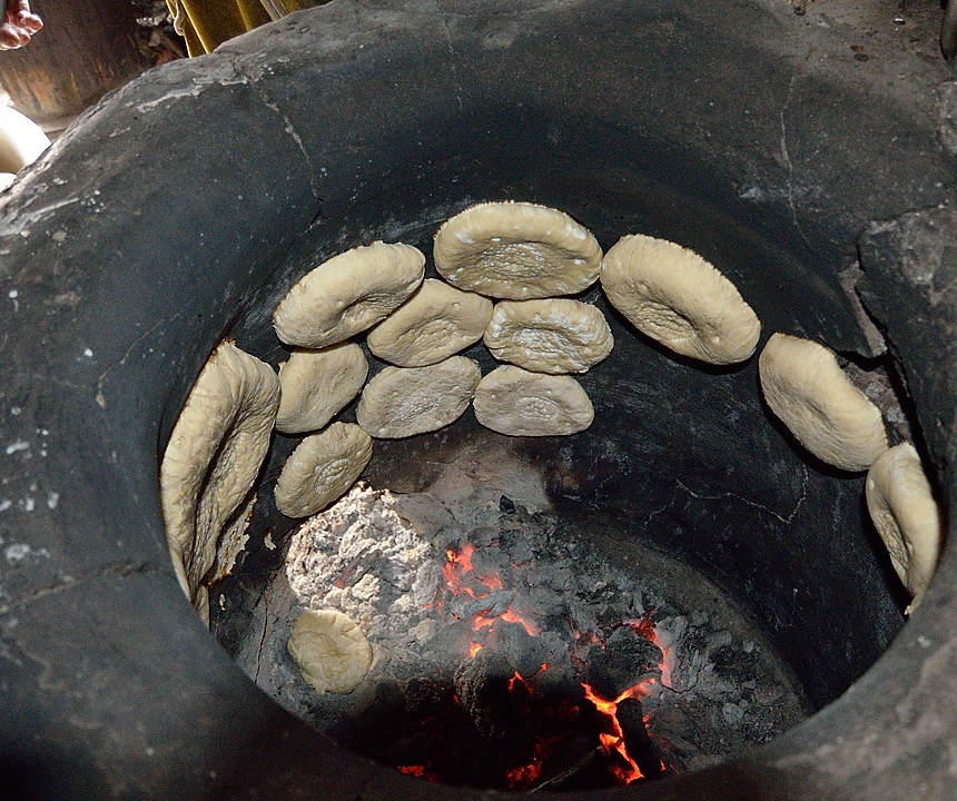 Tadjikistan-j26-12-08-16-025-AnzobPassVarzob.jpg -  ...much darker than the bread we have got so far  ...