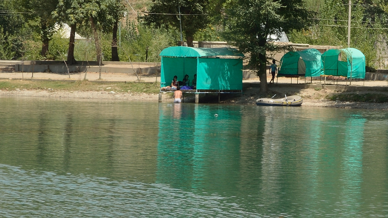 Tadjikistan-j27-12-08-17-011-VarzobDushanbe.jpg - This is "real" holidays: at the Varzob lake at Chorbag --- which might be an artificial lake, the picture on google shows it empty