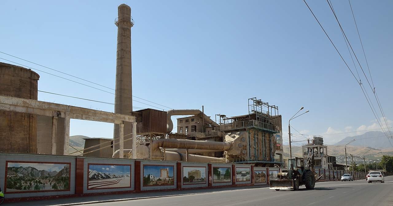 Tadjikistan-j27-12-08-17-020-VarzobDushanbe.jpg - The Dushanbe cement Factory and its several hundert meters of picture wall ... it's not written in our guide, but really worth a visit 