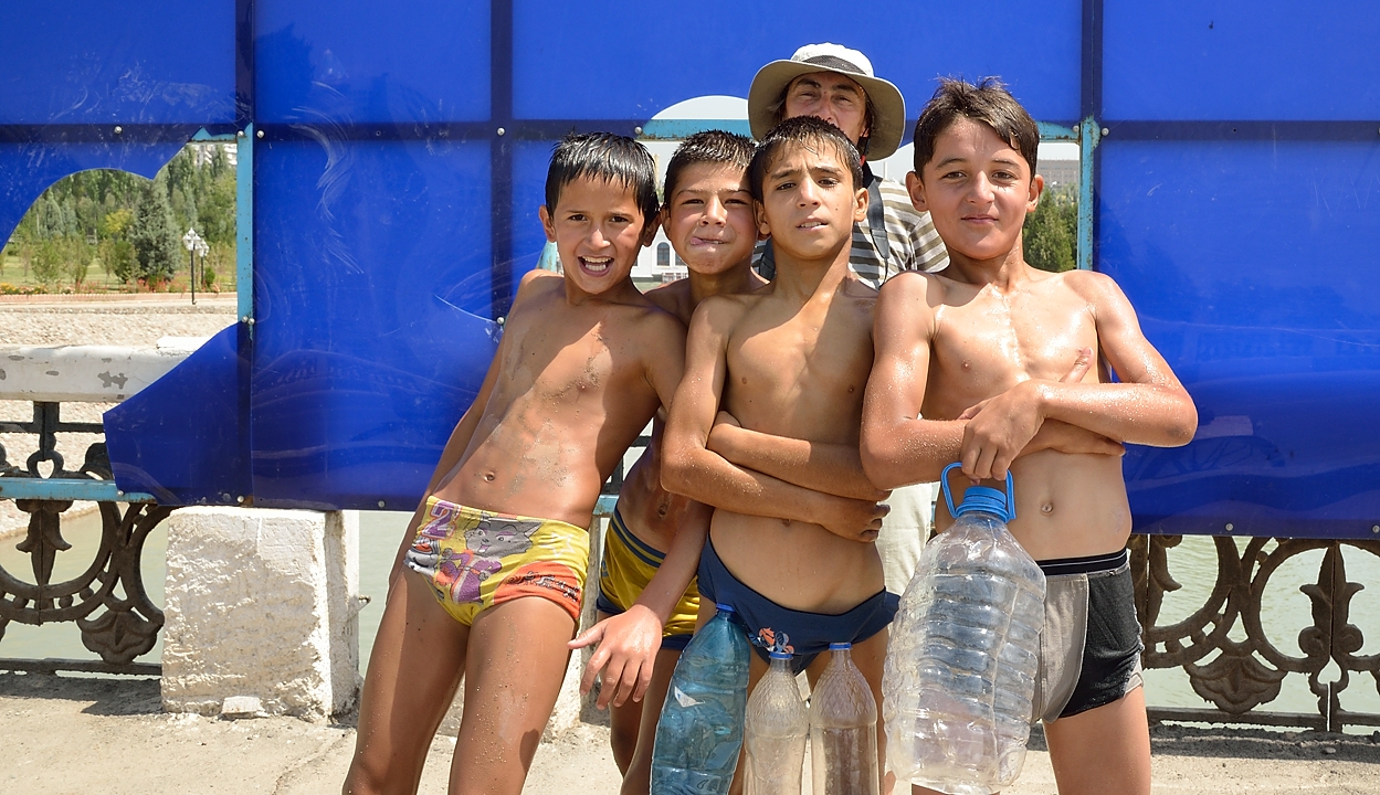 Tadjikistan-j28-12-08-18-003-Dushanbe.jpg -  ... the kids just had a bath in the canal ... proud to pose for a photo