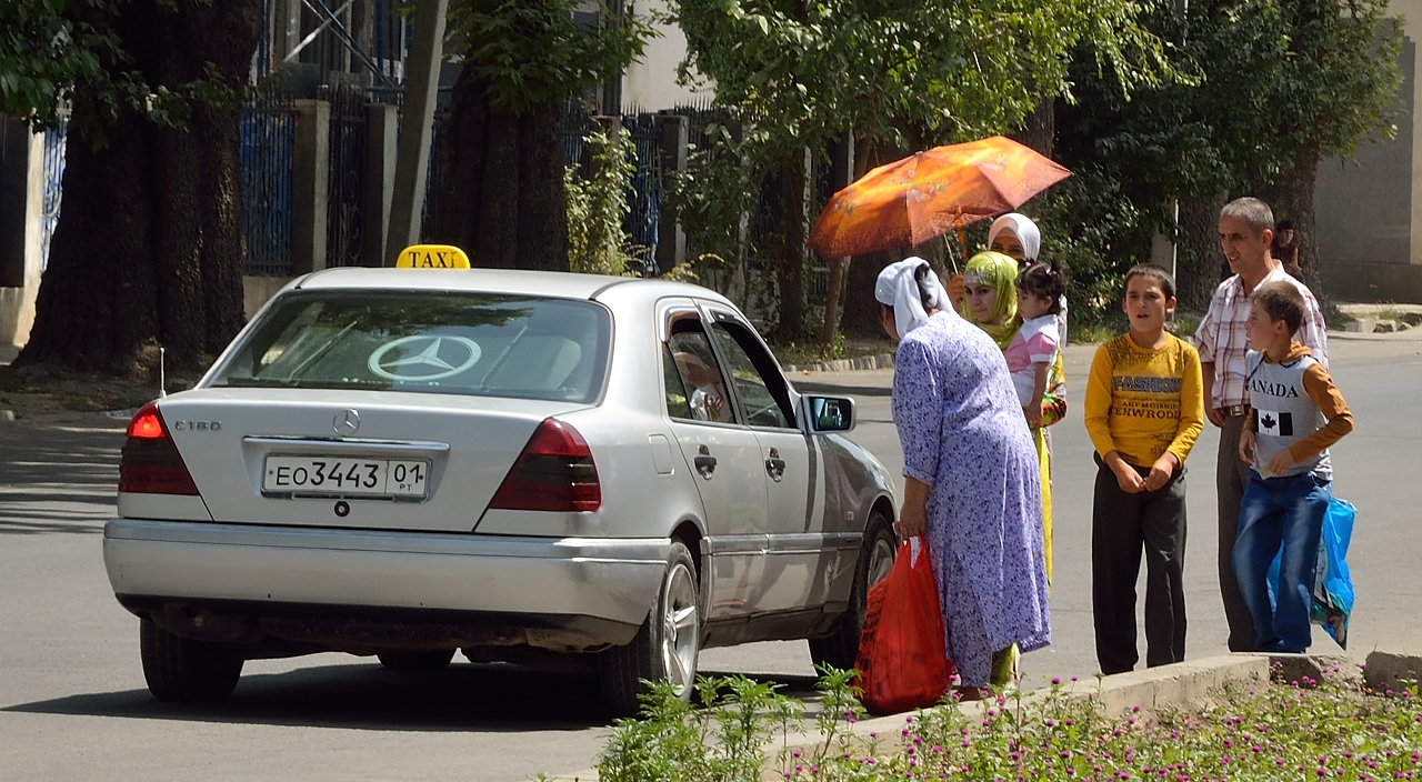 Tadjikistan-j29-12-08-19-004-Dushanbe.jpg - Today everyone dressed up to the nine and on the way to celebrate somewhere ...