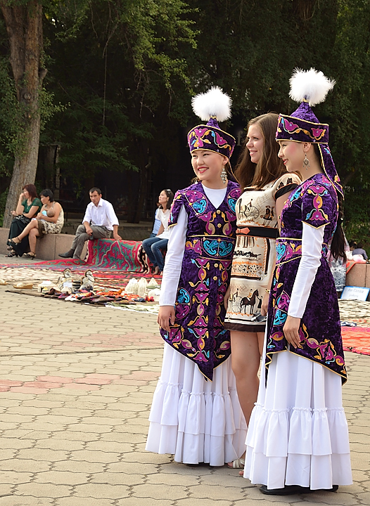 20130726-073-Bichkek.jpg - Everyone wants his/her photo with the beautiful dansers