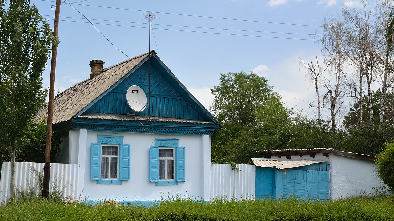 20130728-060-Karakol.jpg - Typical houses in Karakol