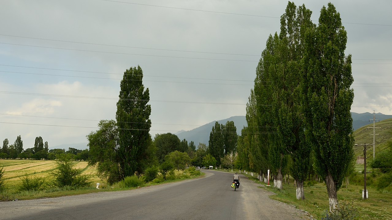 20130728-001-Karakol-MaydAdyr.jpg - Fianlly on the road ... just a little outside Karakol the road is very quiet