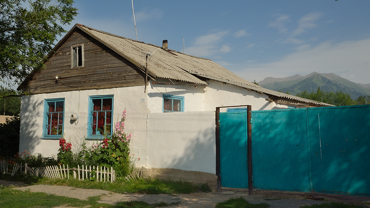20130728-008-Karakol-MaydAdyr.jpg - a typical house on the country side