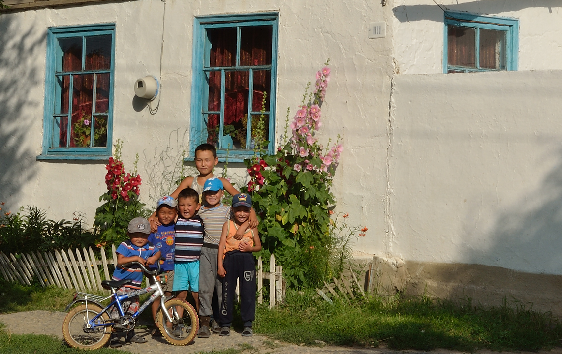 20130728-009-Karakol-MaydAdyr.jpg - Some kids who rushed to get on the picture