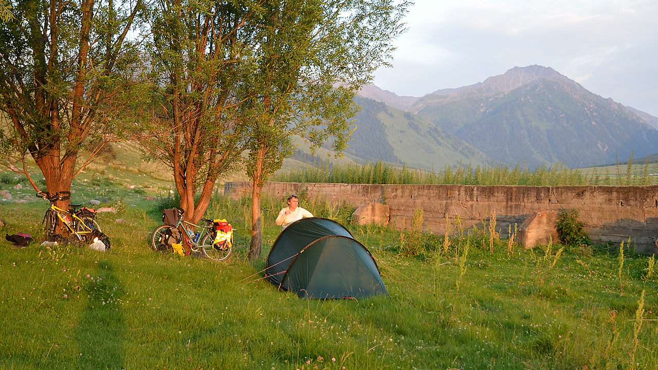 20130728-016-Karakol-MaydAdyr.jpg - Our first camp just outside Akbulak: we discover that the fuel pump is leaking ... 