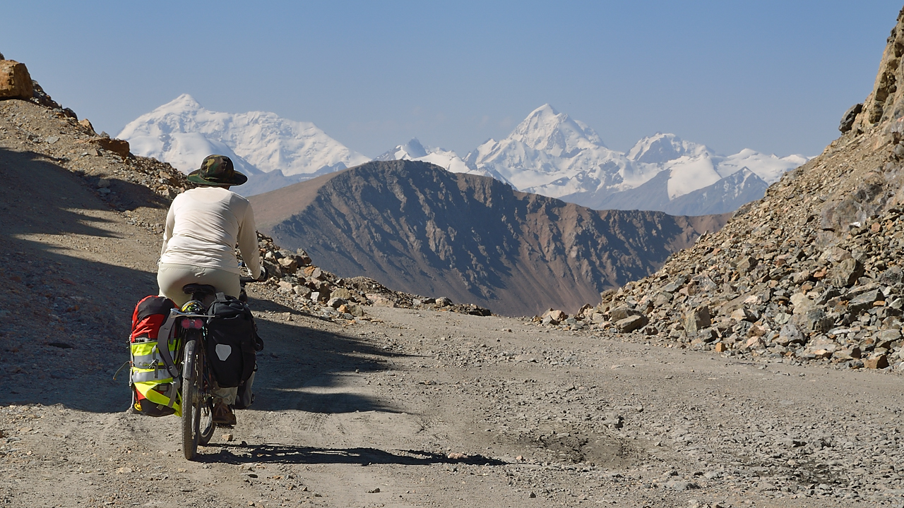 20130731-068-Karakol-MaydAdyr.jpg - Monique arriving at the Asuu pass: this could be the range on the Chinese border south of Enylchek