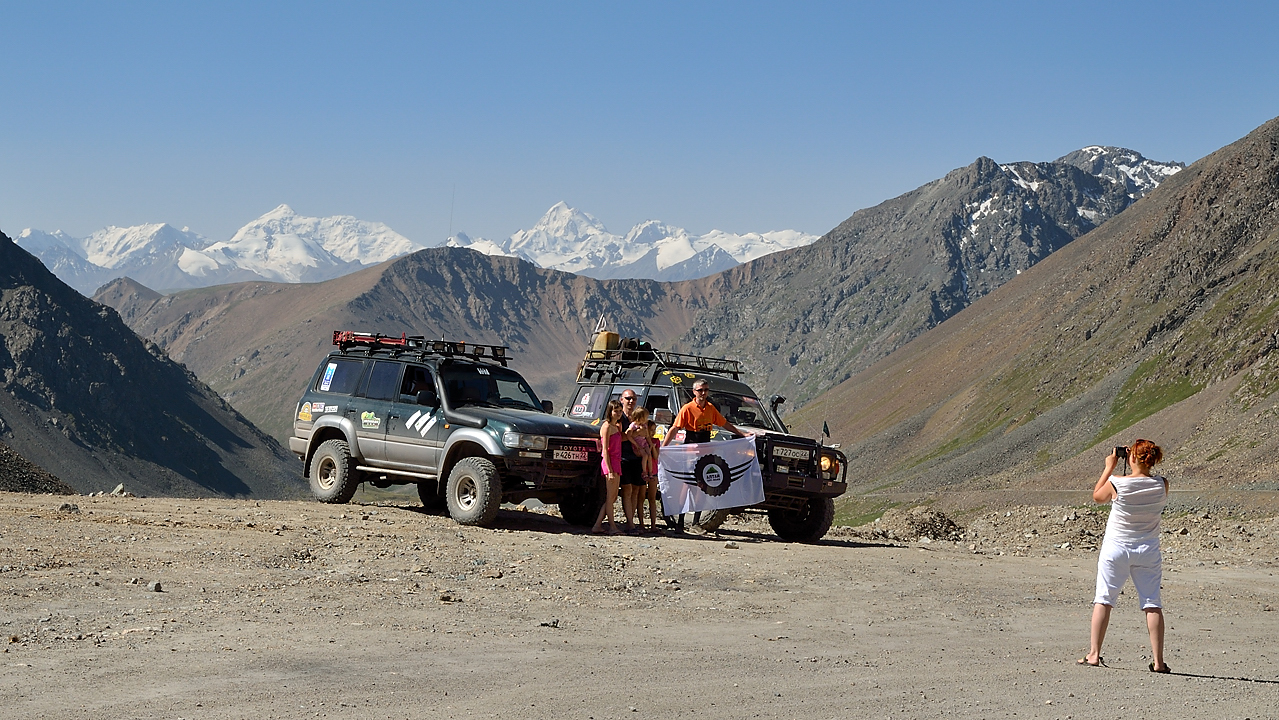 20130731-071-Karakol-MaydAdyr.jpg - two russian families exploring  Kyrgyzstan --- here on their way to Enylchek