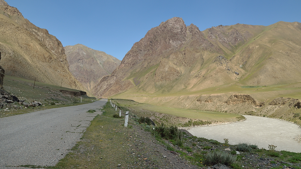 20130731-088-Karakol-MaydAdyr.jpg - After the confluence with the Sarydjas, the river gets big and earthy --- and absolutely no other water is available before Enylchek