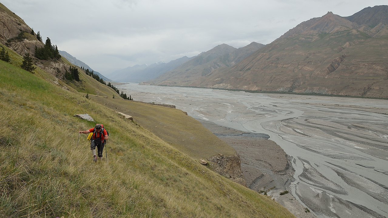 20130802-025-Trek.jpg -  In order to avoid crossing an arm of the main river, we try passing above the rocks ... which turns out to be quite awful ...