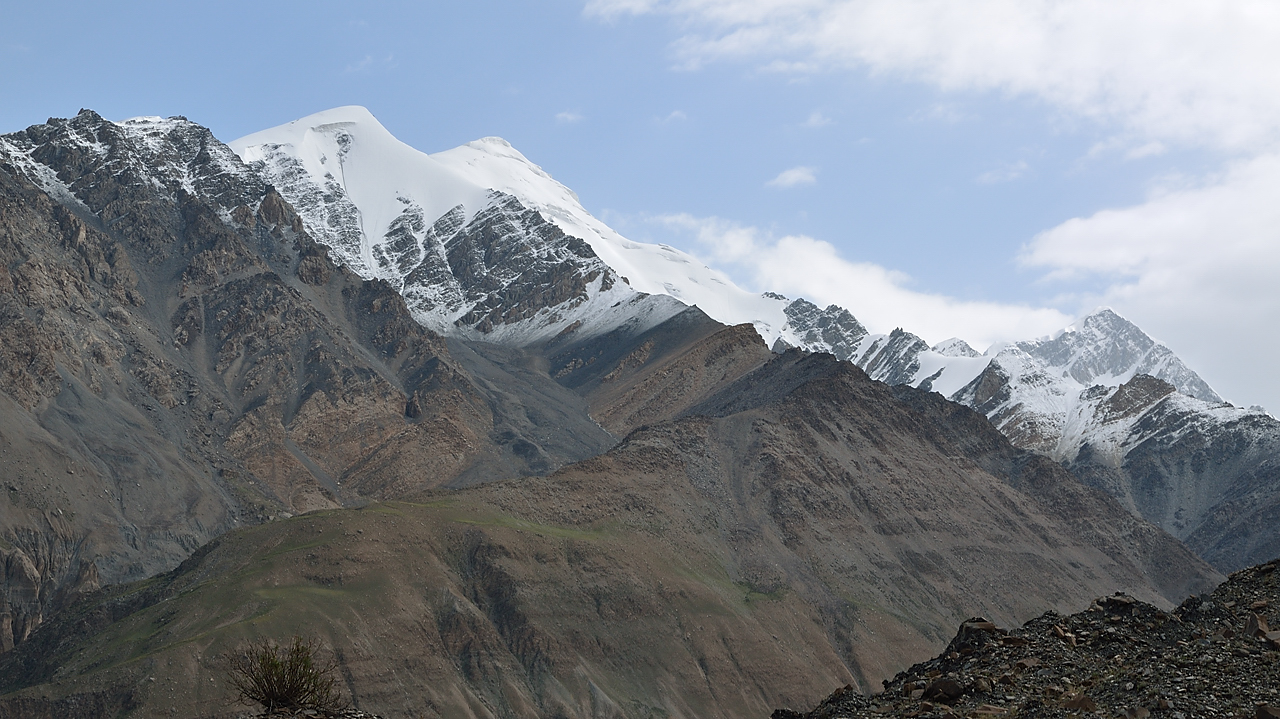 20130803-045-Trek.jpg - View on the crest of Pik Nerudy