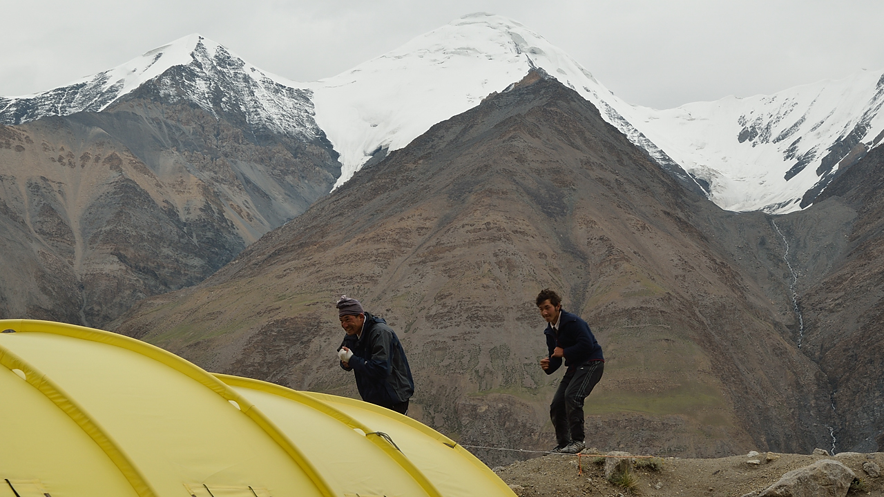 20130804-065-Trek.jpg - When the clients take of for their walk, the porters dance ... 