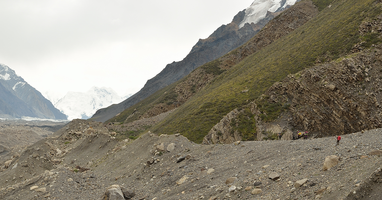 20130804-068-Trek.jpg - a rainy day --- in the background still teh summits above Merzbacher Lake