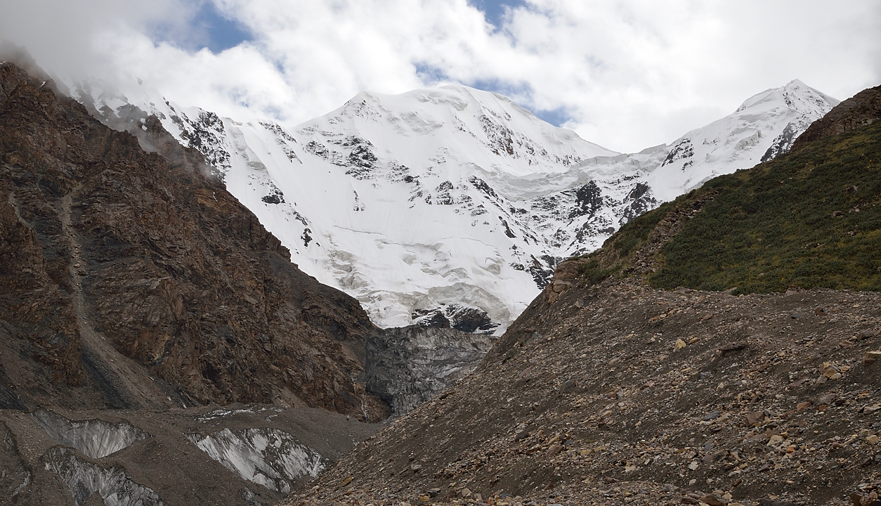 20130804-073-Trek.jpg - another summit above our heads without a name on our map (Razvedeikov glacier)