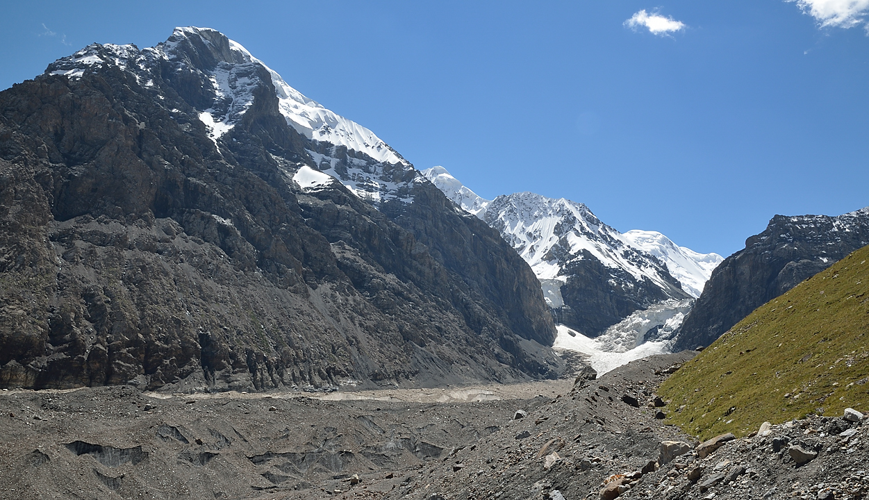 20130805-096-Trek.jpg - SokalSogo Peak above the glacier with the same name. We climb to high up here, and should rather have stayed on Enylchek