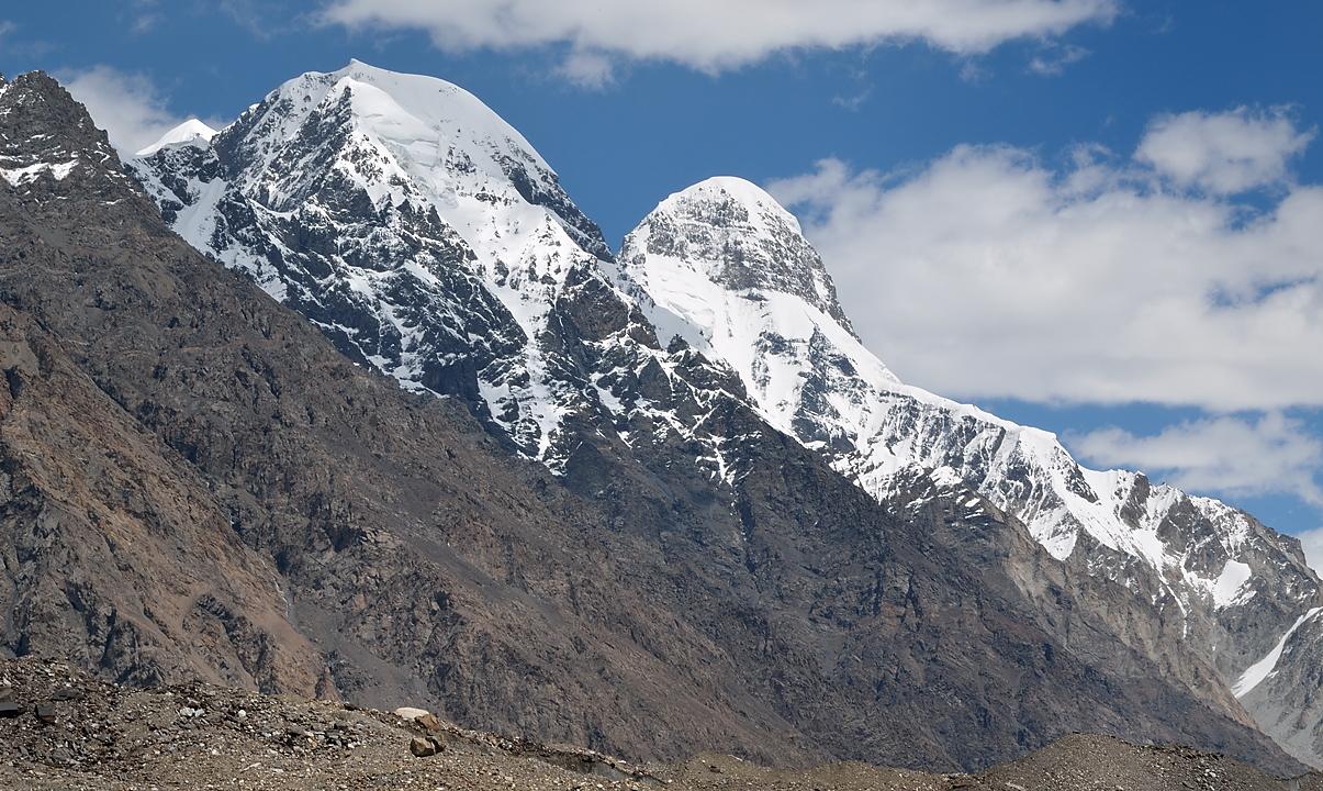 20130805-105-Trek.jpg - summits on the noth side of the glacier ?