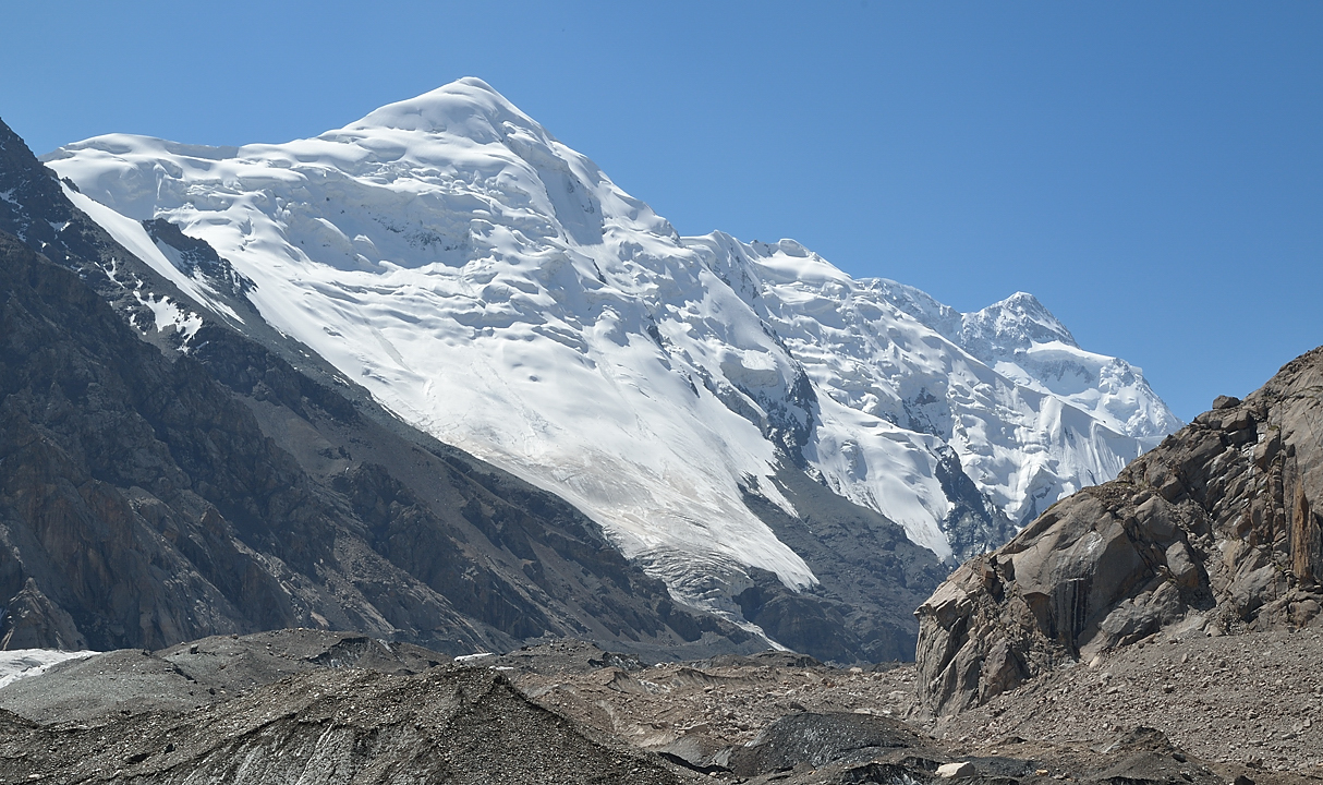 20130806-121-Trek.jpg - At the confluence with the Proletarskii Turist GLacier (the summit of our spanish friends ?)